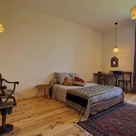 Couette-café Aux Roses De Cedres Savane 3*